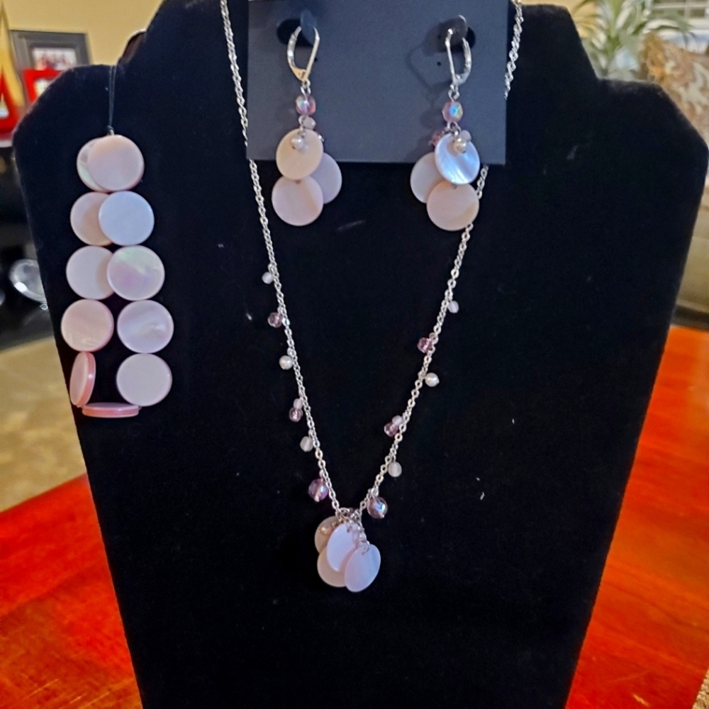 Cookie Lee Women's Three-Piece Genuine Shell Jewelry Set NWT - Picture 1 of 8